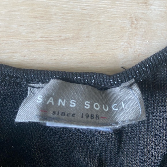 Semi sheer rosette top size large - Picture 3 of 3